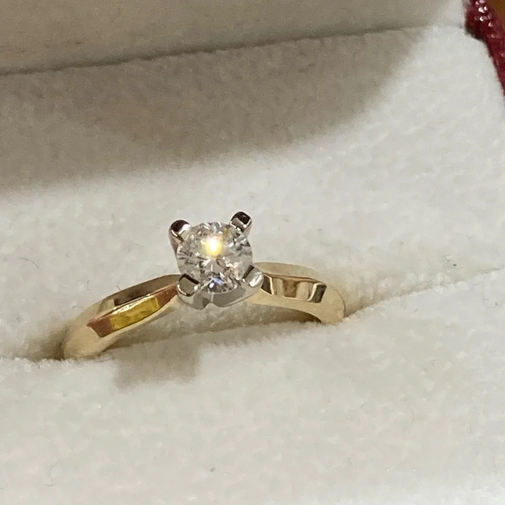 14k Elegant Gold natural mined Diamond solitaire - Picture 6 of 13